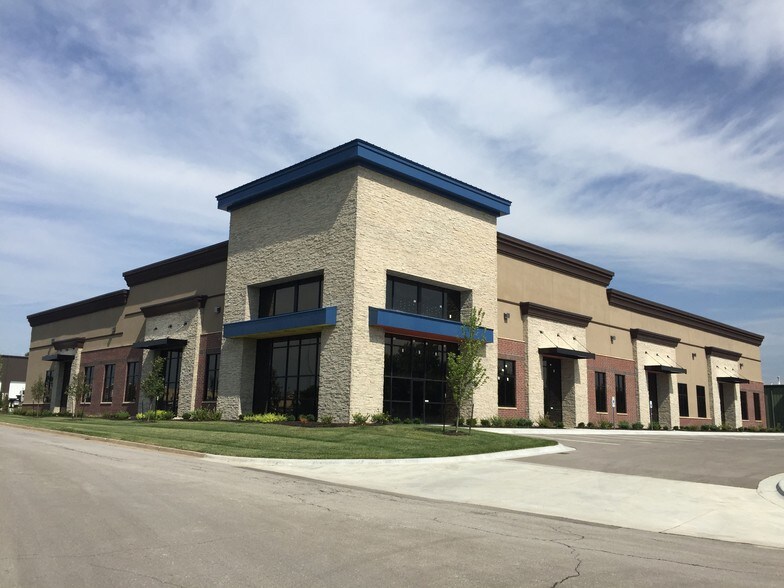 More Photos Of 683-695 N Lindenwood Dr, Olathe Distribution For Lease