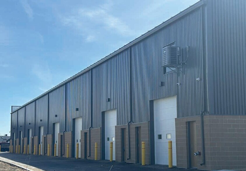 More Photos Of 36 S Landing Dr, Oak Bluff Flex For Lease