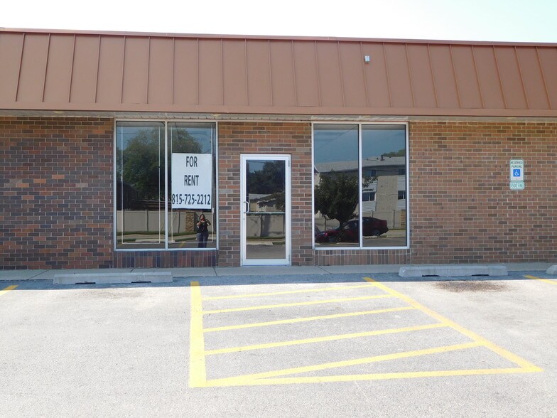 More Photos Of 2352 Glenwood Ave, Joliet Storefront Retail Office For Lease