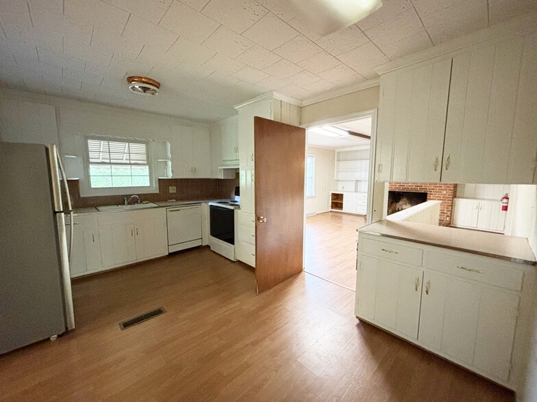 More Photos Of 3536 Vest Mill Rd, Winston-Salem Office Residential For Lease