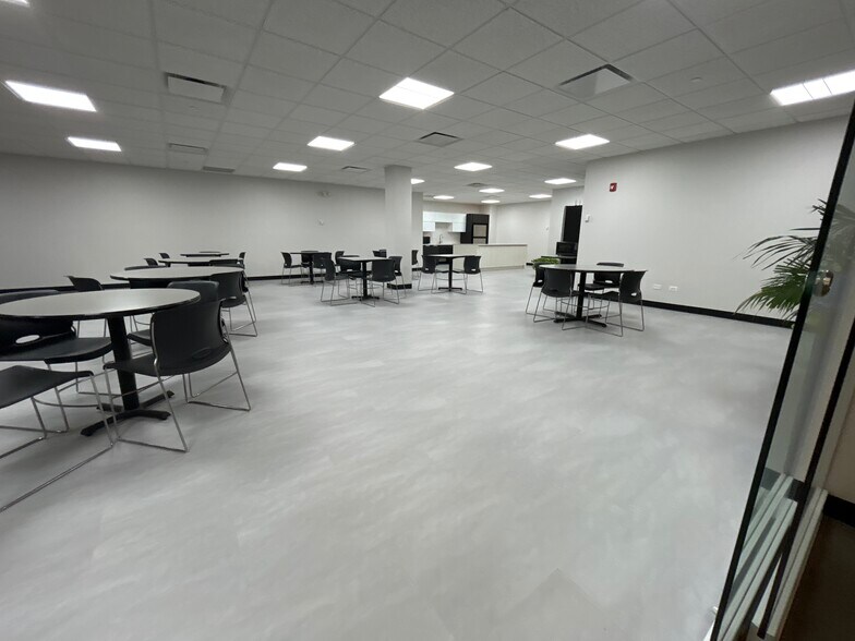 More Photos Of 2250 E Devon Ave, Des Plaines Medical For Lease