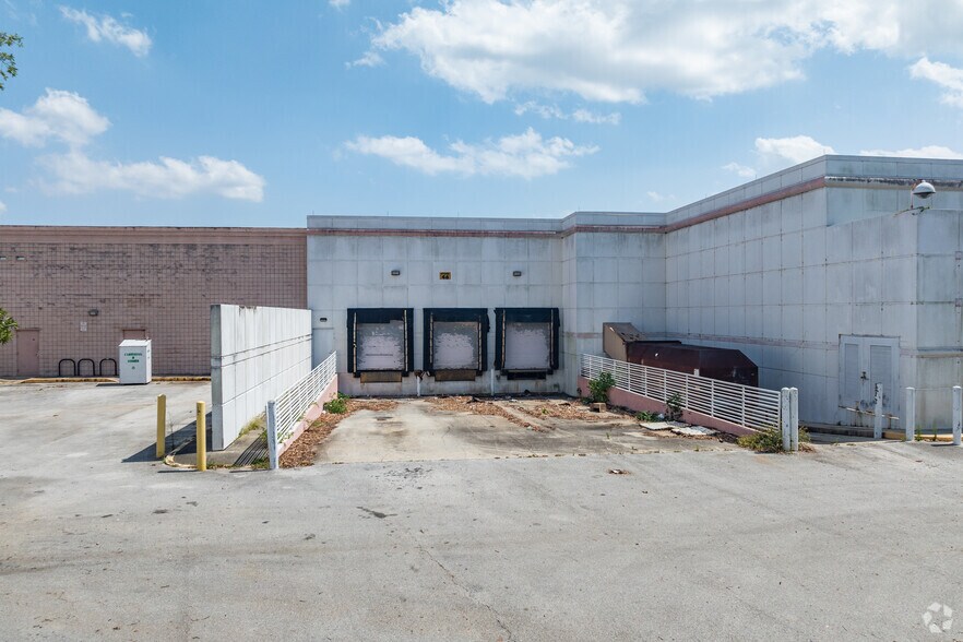 More Photos Of 3520 US Highway 98 N, Lakeland Department Store For Lease