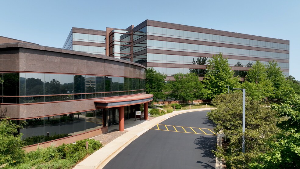 Primary Photo Of 4 Overlook Pt, Lincolnshire Office For Lease