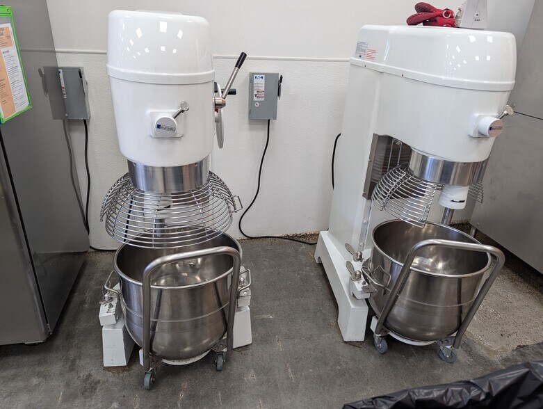 More Photos Of 13123 State Line Rd, Kansas City General Retail For Lease