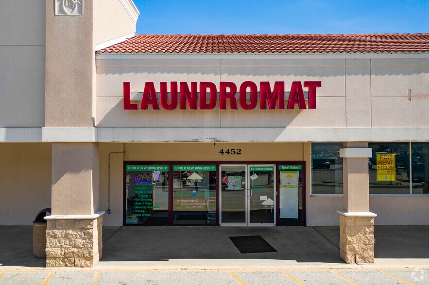 More Photos Of 4400-4462 Bee Ridge Rd, Sarasota Storefront Retail Office For Lease