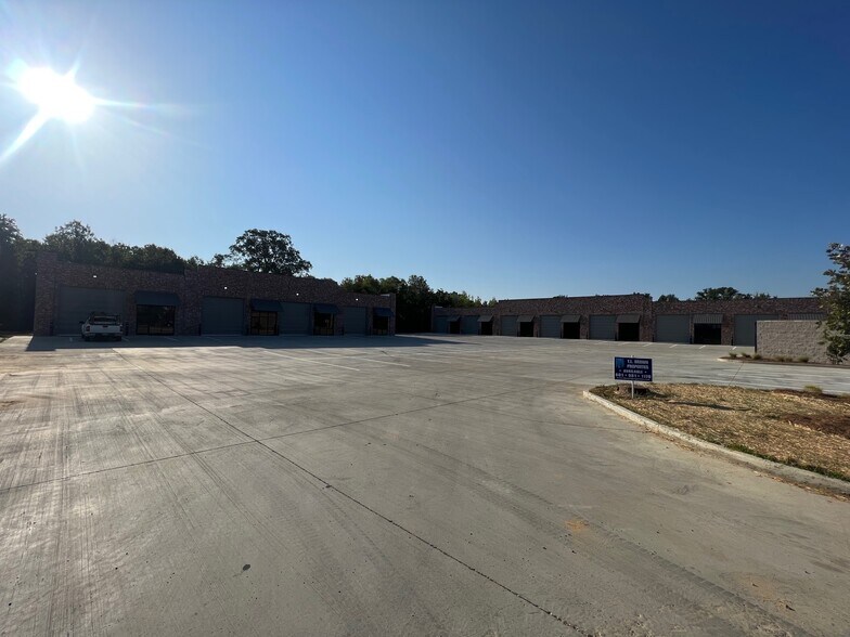 More Photos Of 124 Kimball Dr, Madison Showroom For Lease