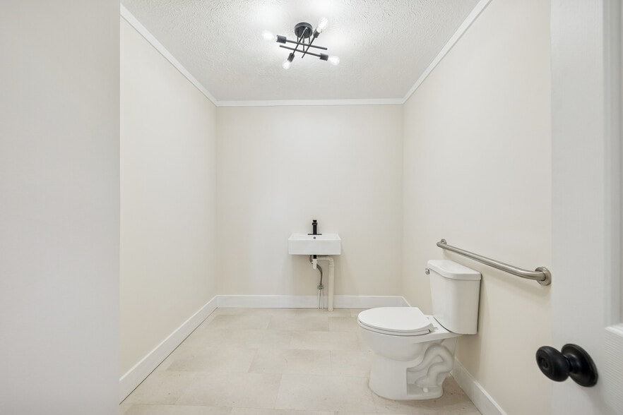 More Photos Of 319 Highway 76, White House Office For Lease