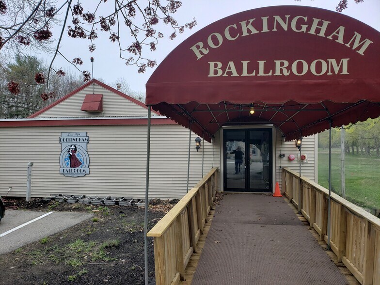 More Photos Of 22 Ash Swamp Rd, Newmarket Theater Concert Hall For Lease