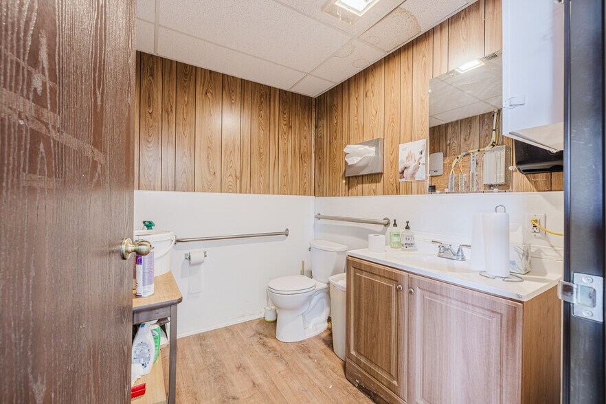 More Photos Of 824 Poplar St, Carlin Industrial For Sale