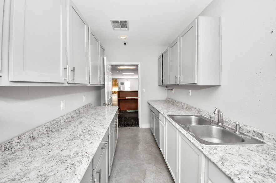 More Photos Of 8346 Howard Dr, Houston Office For Sale