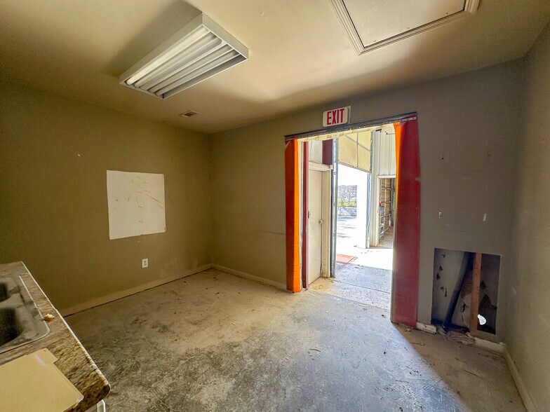 More Photos Of 3105 Memorial Pky NW, Huntsville Warehouse For Sale
