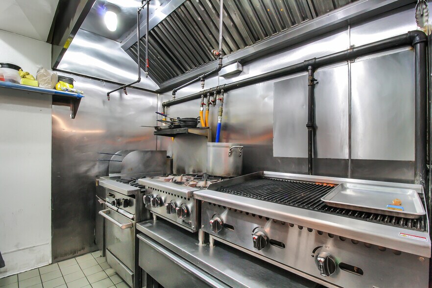 More Photos Of 550 Court St, Brooklyn Restaurant For Lease