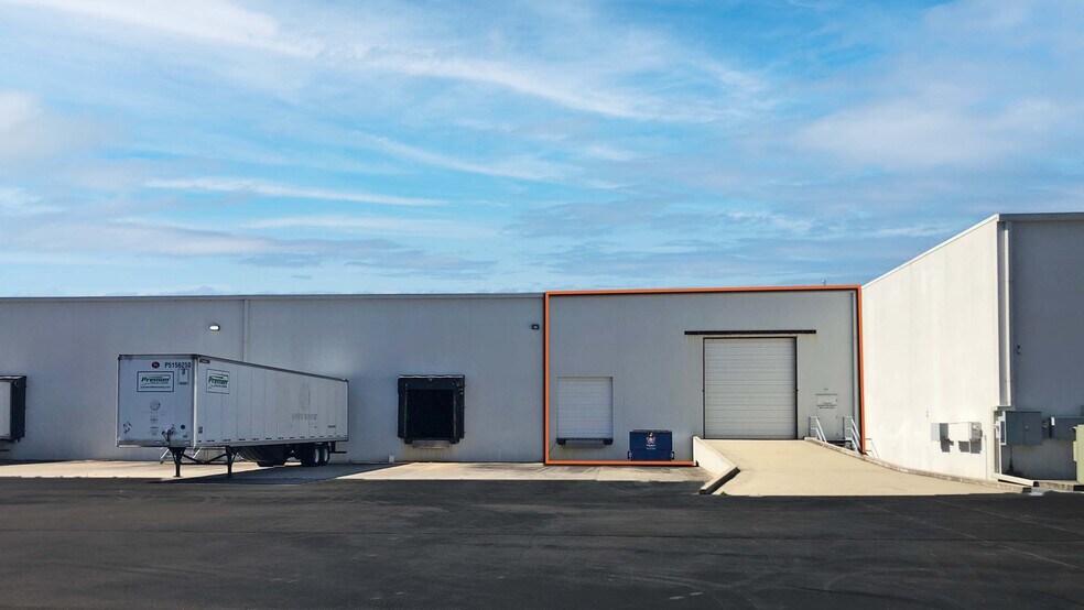 More Photos Of 500-514 Matrix Pky, Piedmont Distribution For Lease