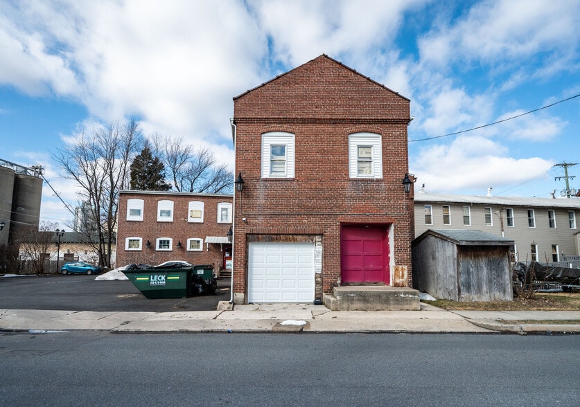 More Photos Of 102 S Richmond St, Fleetwood Warehouse For Sale