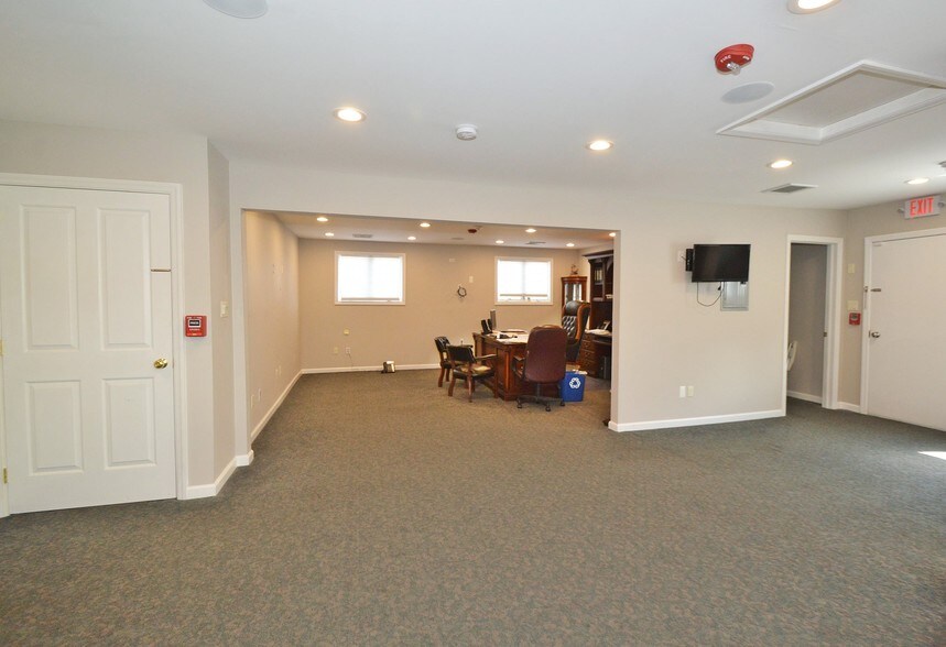 More Photos Of 590 Sunrise Hwy, Baldwin Freestanding For Lease