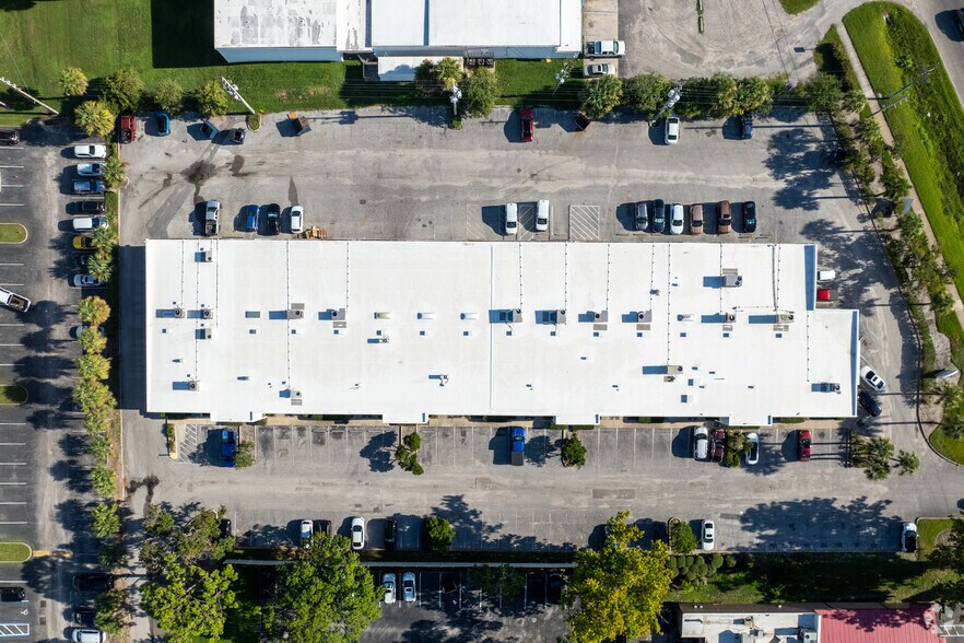 More Photos Of 4780-4806 N Orange Blossom Trl, Orlando Showroom For Lease