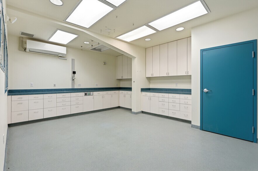 More Photos Of 180 Bear Hill Rd, Waltham Hospital For Lease