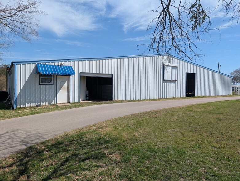 More Photos Of 843 Sundown Dr, Woodway Industrial For Lease