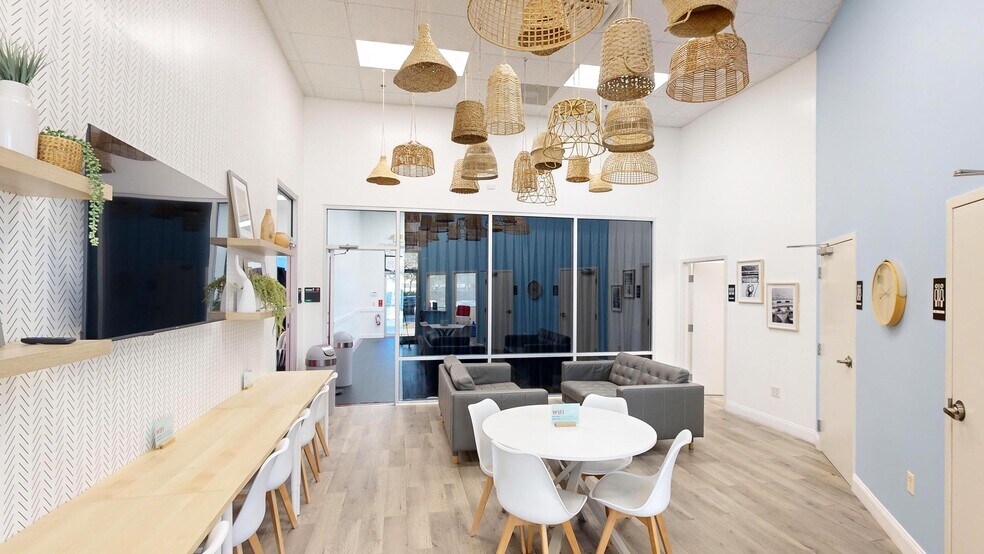 More Photos Of 7751 Kingspointe Pky, Orlando Light Distribution For Lease