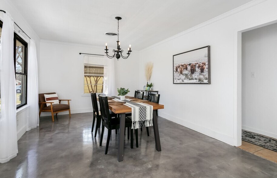 More Photos Of 333 W Burbank St, Fredericksburg Specialty For Sale