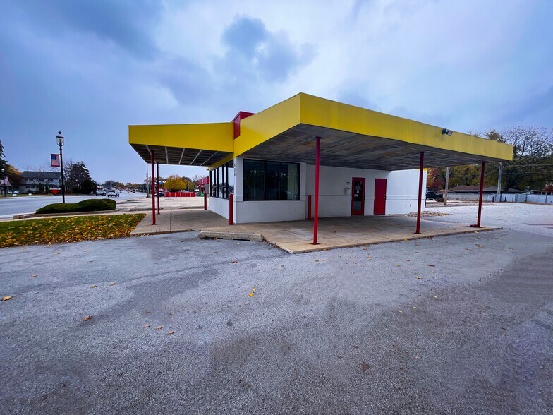 More Photos Of 530 S Main St, Bourbonnais Showroom For Sale