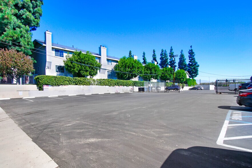 More Photos Of 16141-16173 Roscoe Blvd, North Hills General Retail For Lease