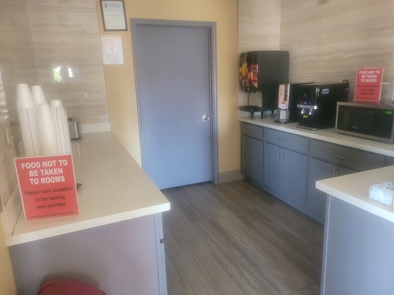 More Photos Of 9000 Airport Blvd, Houston Hotel For Sale