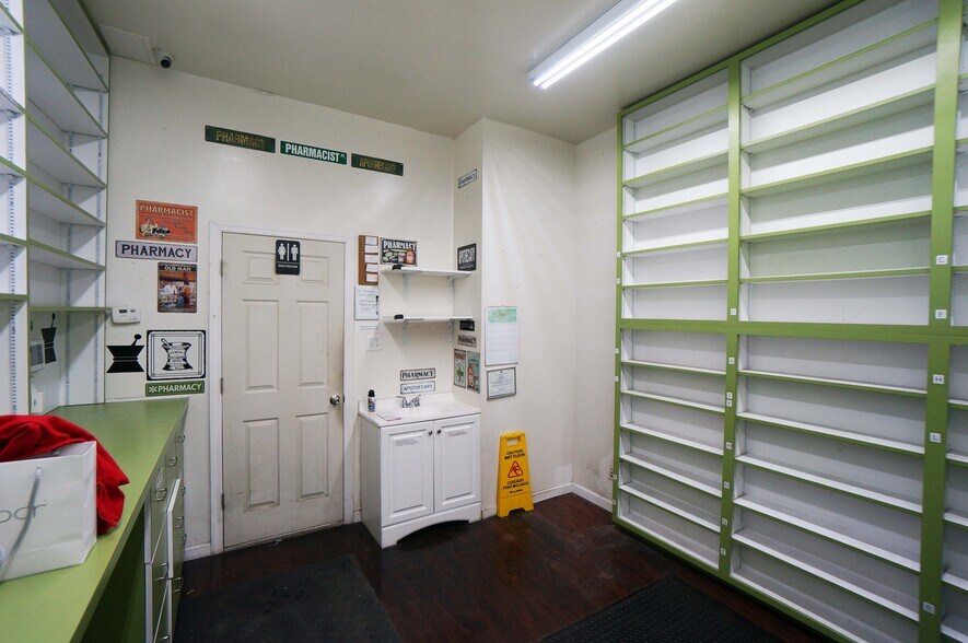 More Photos Of 40-18 Junction Blvd, Flushing Storefront Retail Residential For Lease