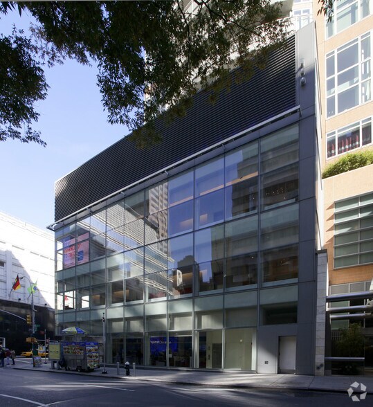 More Photos Of 991 Third Ave, New York Bank For Lease