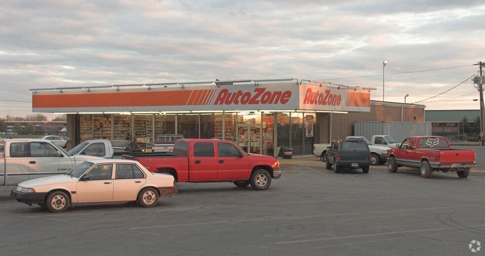 More Photos Of 2002-2028 N Locust Ave, Lawrenceburg General Retail For Lease