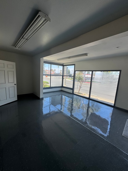 More Photos Of 910 W 6th St, Corona Storefront For Lease