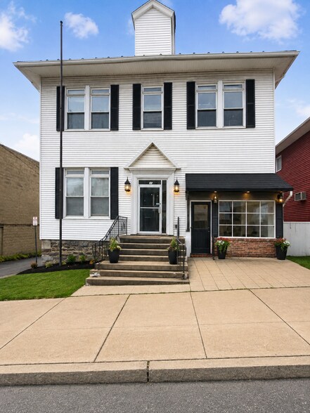 More Photos Of 17 E Carey St, Plains Apartments For Lease