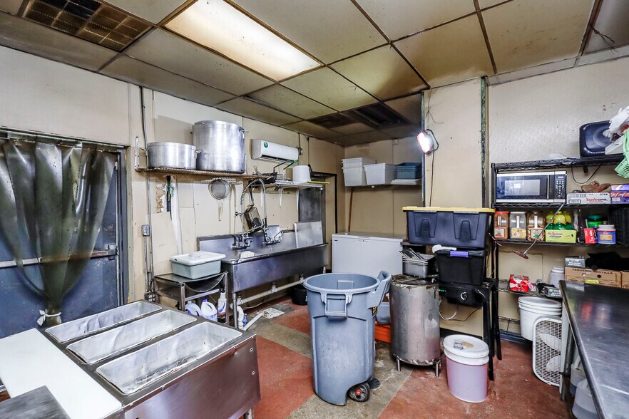 More Photos Of 1555 S Bluffview St, Wichita Freestanding For Sale