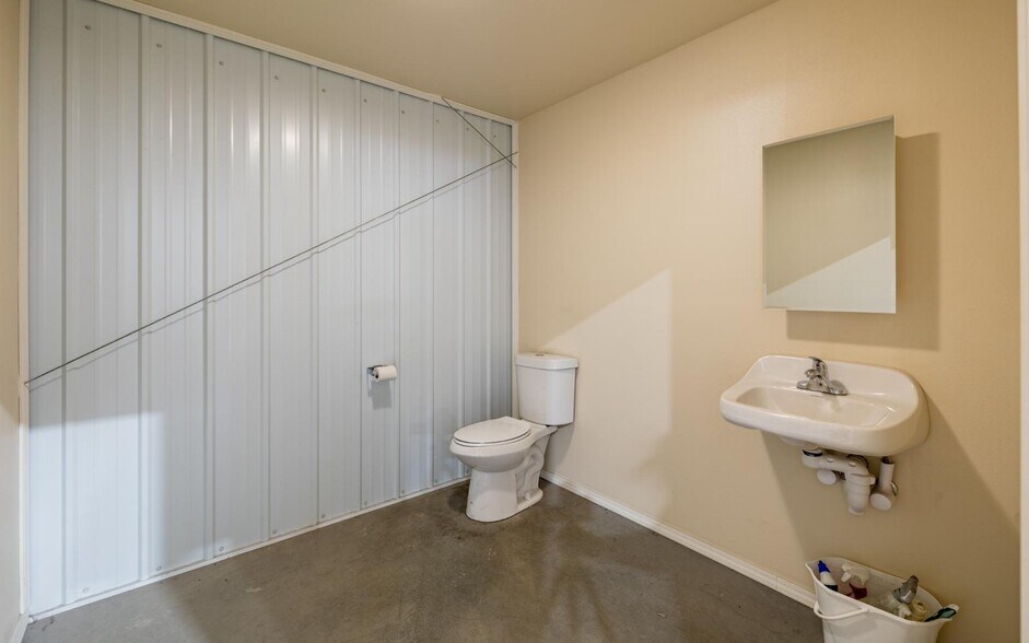 More Photos Of 528 Blackburn St, Cody Auto Repair For Sale