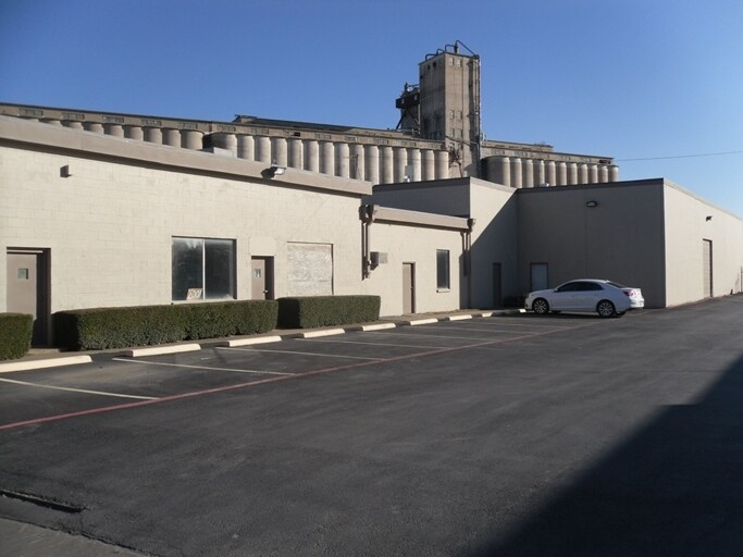 Primary Photo Of 301 W Arlington Ave, Fort Worth Flex For Sale