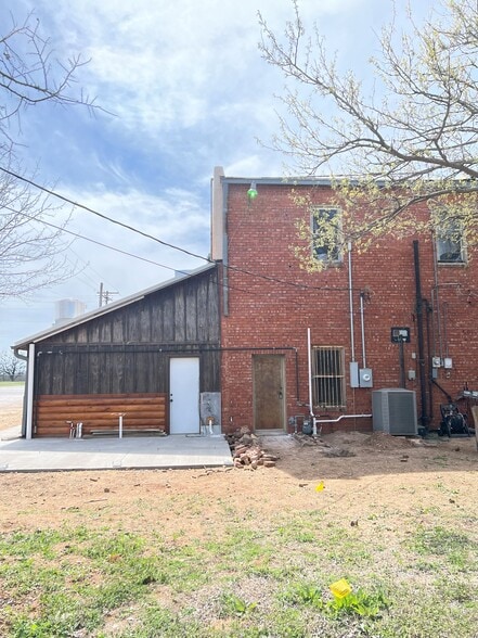 More Photos Of 111 E Dempsey St, Bryson General Retail For Lease