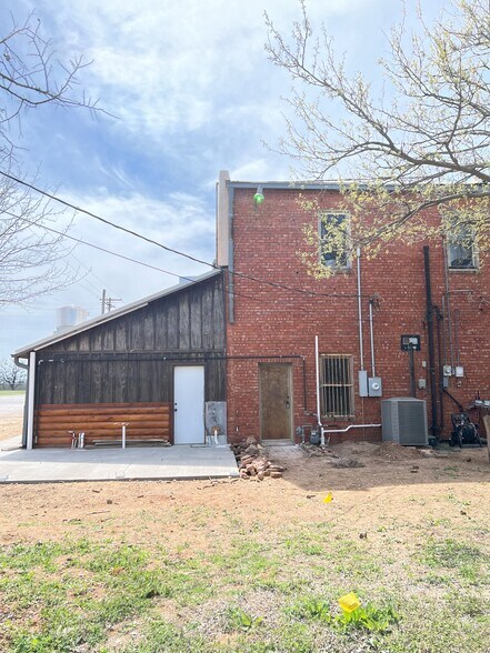 More Photos Of 111 E Dempsey St, Bryson General Retail For Sale