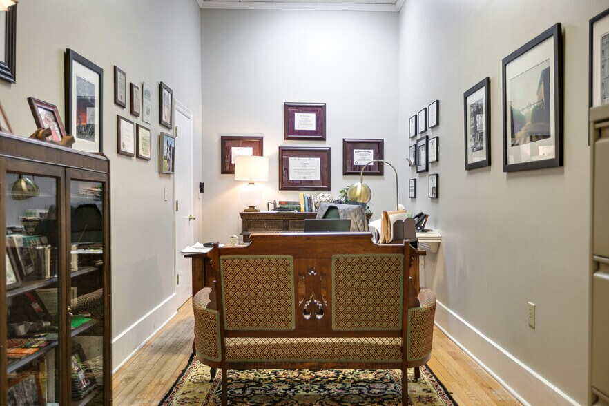 More Photos Of 809 S Main St, Columbia Office For Sale