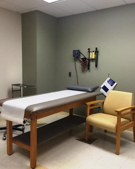 More Photos Of 500-576 Pine Hollow Rd, McKees Rocks General Retail For Lease