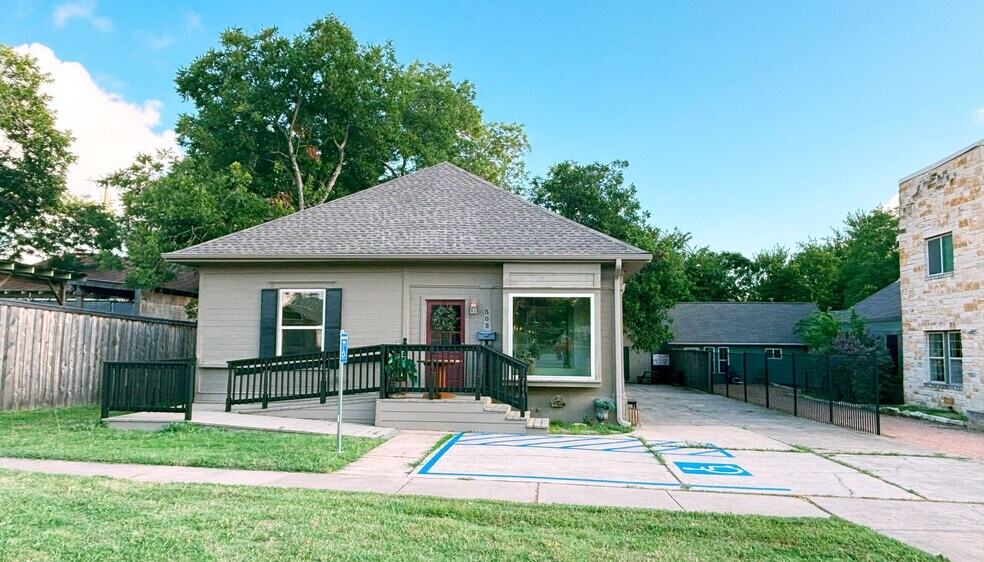 Primary Photo Of 302 E Main St, Round Rock General Retail For Sale