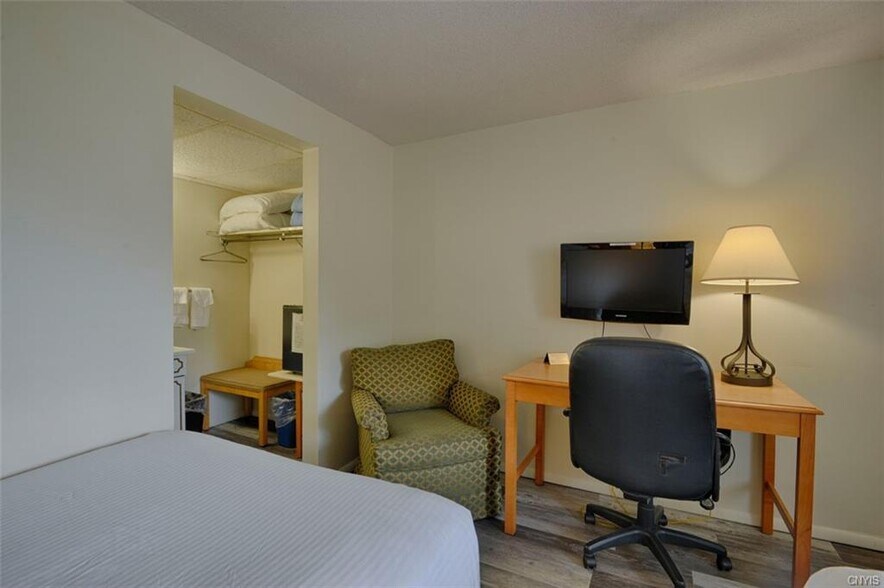 More Photos Of 6 Market St, Alexandria Bay Hotel For Sale