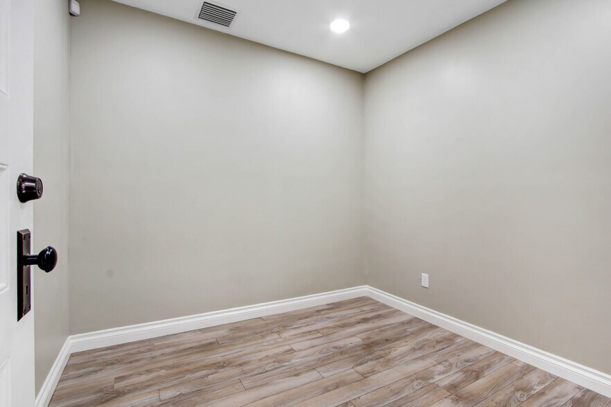 More Photos Of 5709 E Beverly Blvd, Los Angeles Office Residential For Lease