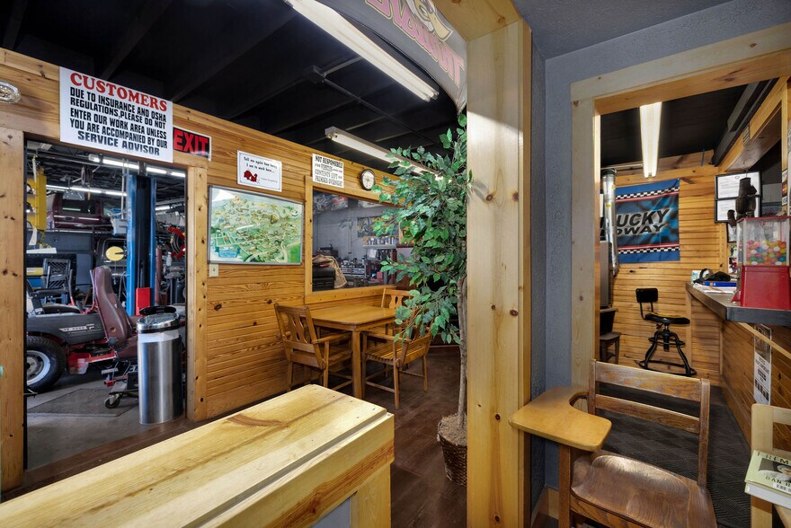 More Photos Of 7315 Vine St, Cincinnati Auto Repair For Sale