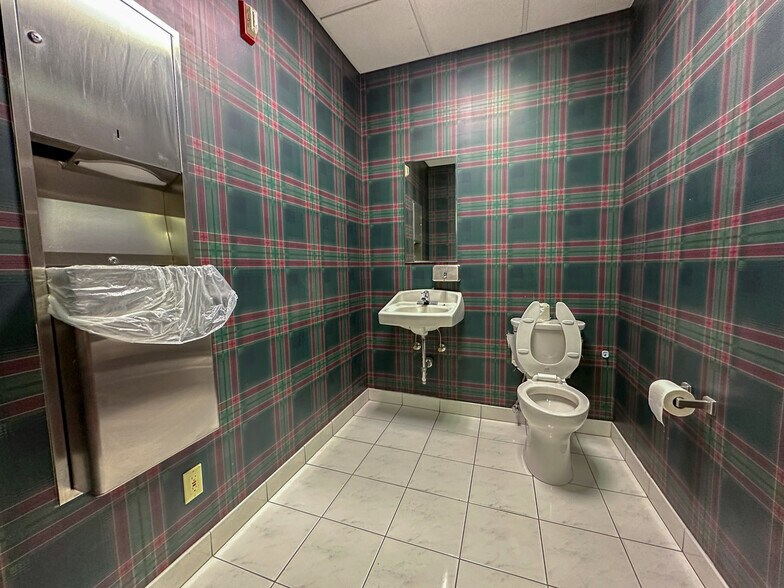 More Photos Of 200 S 6th St, Springfield Office For Lease