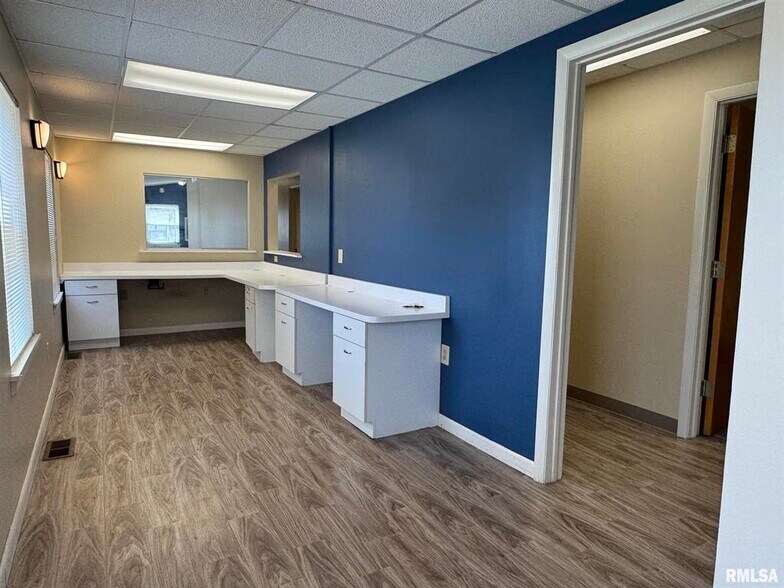 More Photos Of 130 N Broadway St, Table Grove Flex For Sale