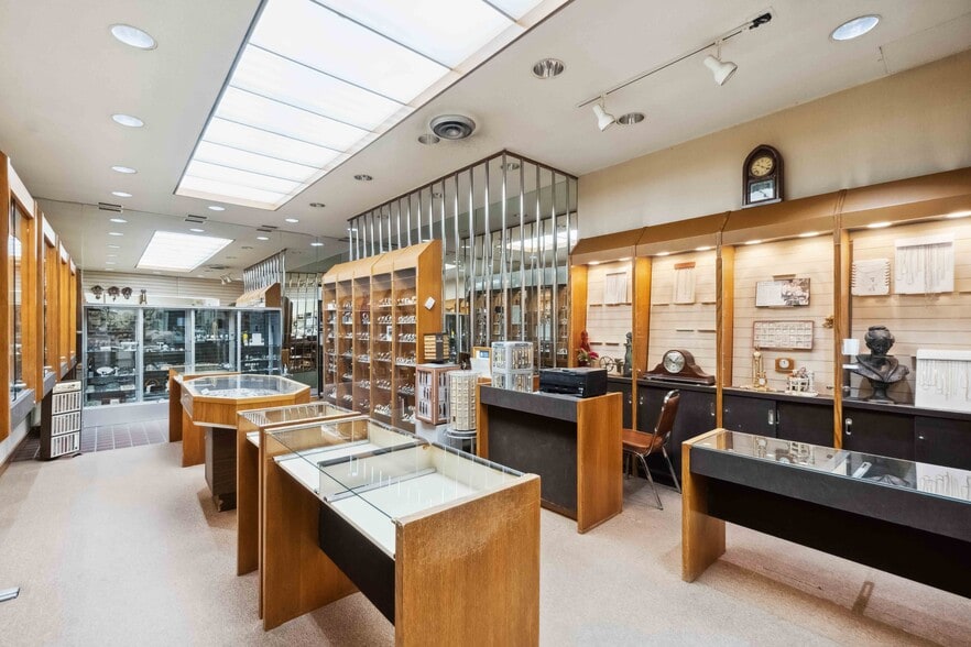 More Photos Of 431 Bank St, Ottawa Storefront For Sale