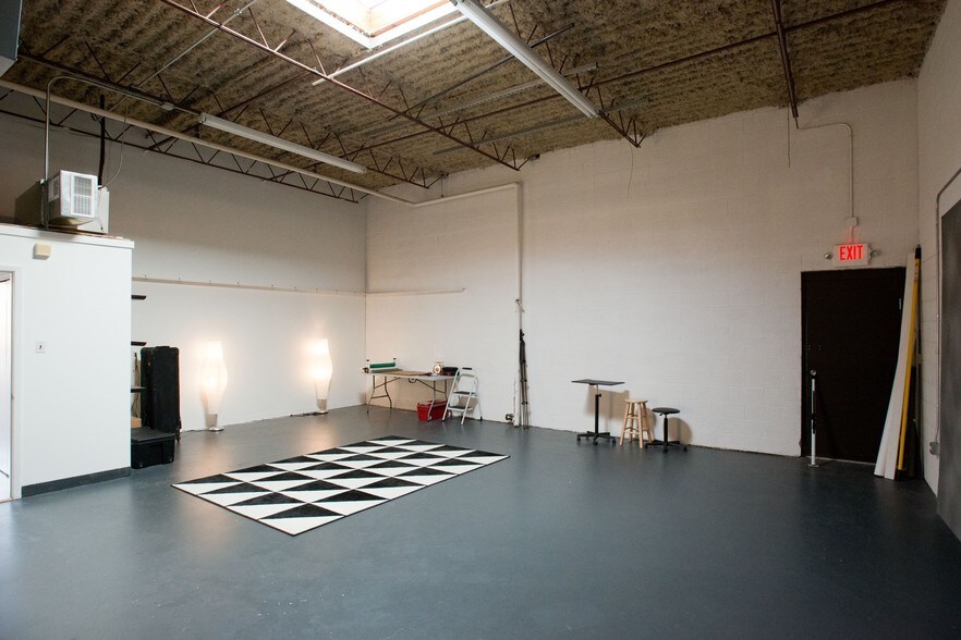 More Photos Of 641-683 Academy Dr, Northbrook Warehouse For Lease