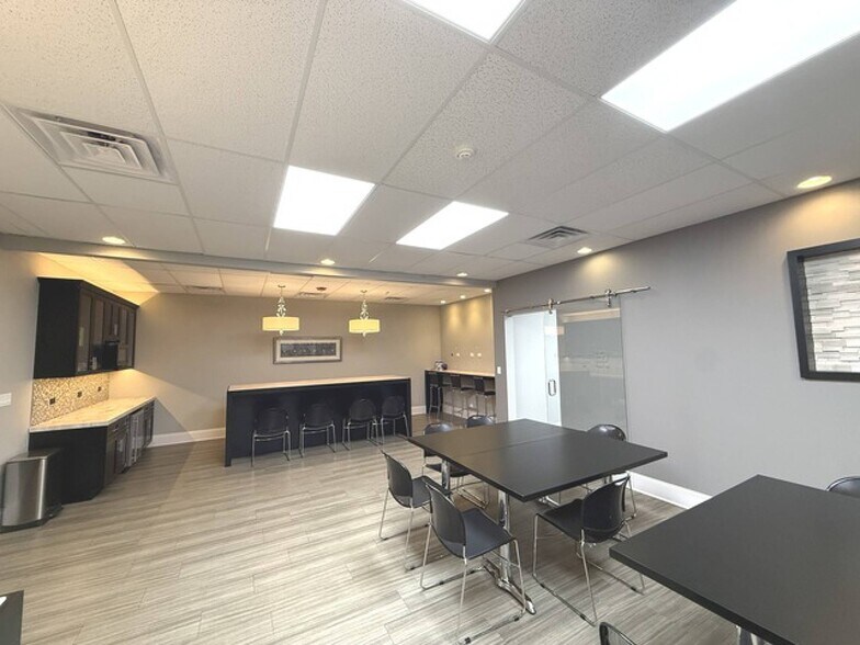 More Photos Of 777 E Algonquin Rd, Algonquin Storefront Retail Office For Lease