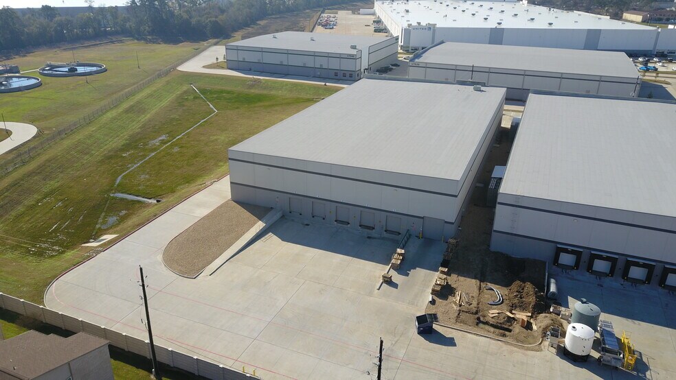 More Photos Of 17620 Eastex Fwy, Humble Industrial For Sale