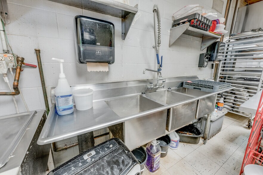 More Photos Of 154 Bridge St, Junior Restaurant For Sale